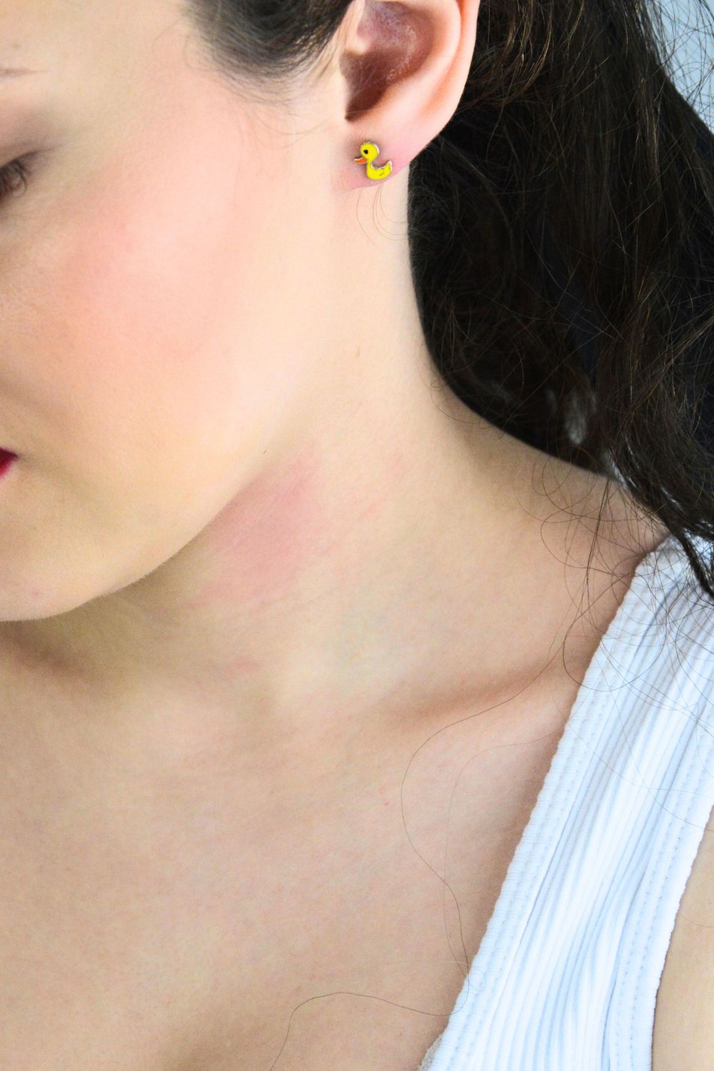 Urocze kolczyki dziecięce ze srebra 925 w kształcie kaczuszek, zdobione żółtą emalią. Bezpieczne zapięcie na sztyft, idealne dla dziewczynek.1.jpg